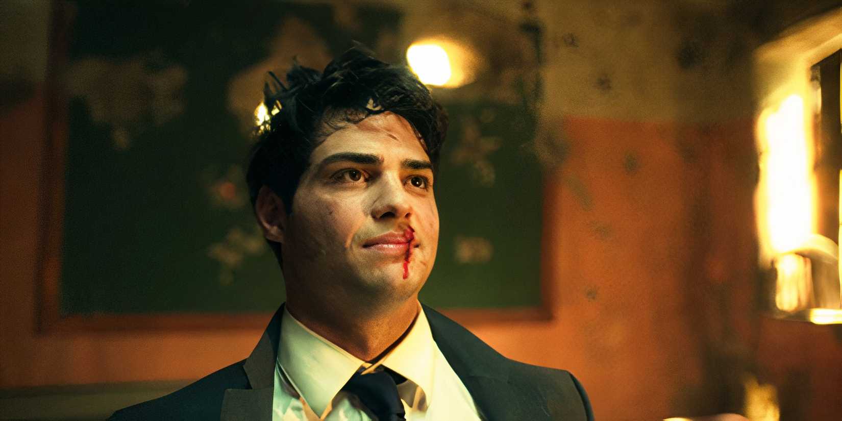 Ноа Центенео в роли Оуэна, израненного в первом сезоне "The Recruit"