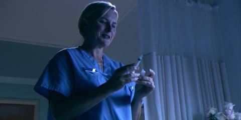 Nurse Mary (Denise Crosby) preparing a syringe in Dexter season 1, episode 3