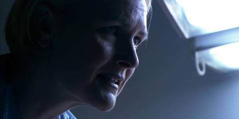 Nurse Mary (Denise Crosby) looking intense in Dexter season 1, episode 3