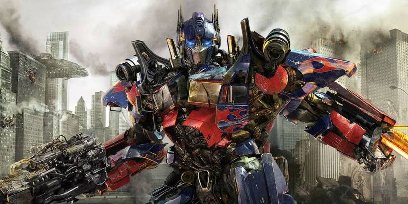 Optimus Prime Standing com armas desenhadas em Transformers Dark of the Moon