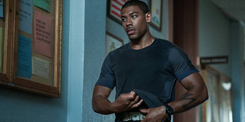 Aaron Pierre como Terry Richmond levantando a camisa em Rebel Ridge