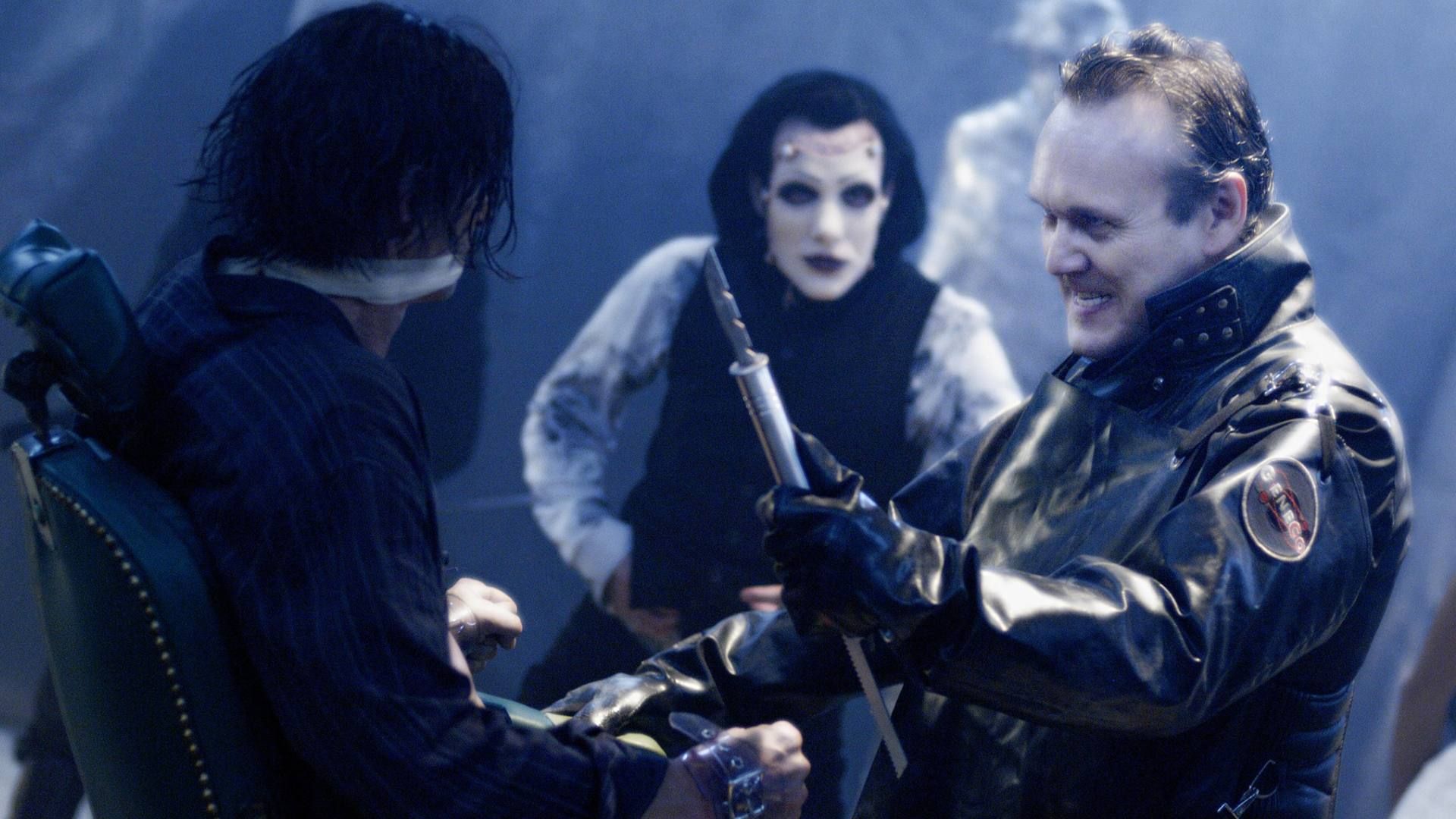 Un uomo minacciato con un coltello in Repo! The Genetic Opera