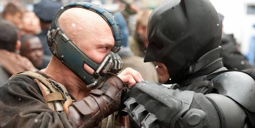 Tom Hardy como Bane lutando contra Christian Bale como Batman em O Cavaleiro das Trevas Ressurge