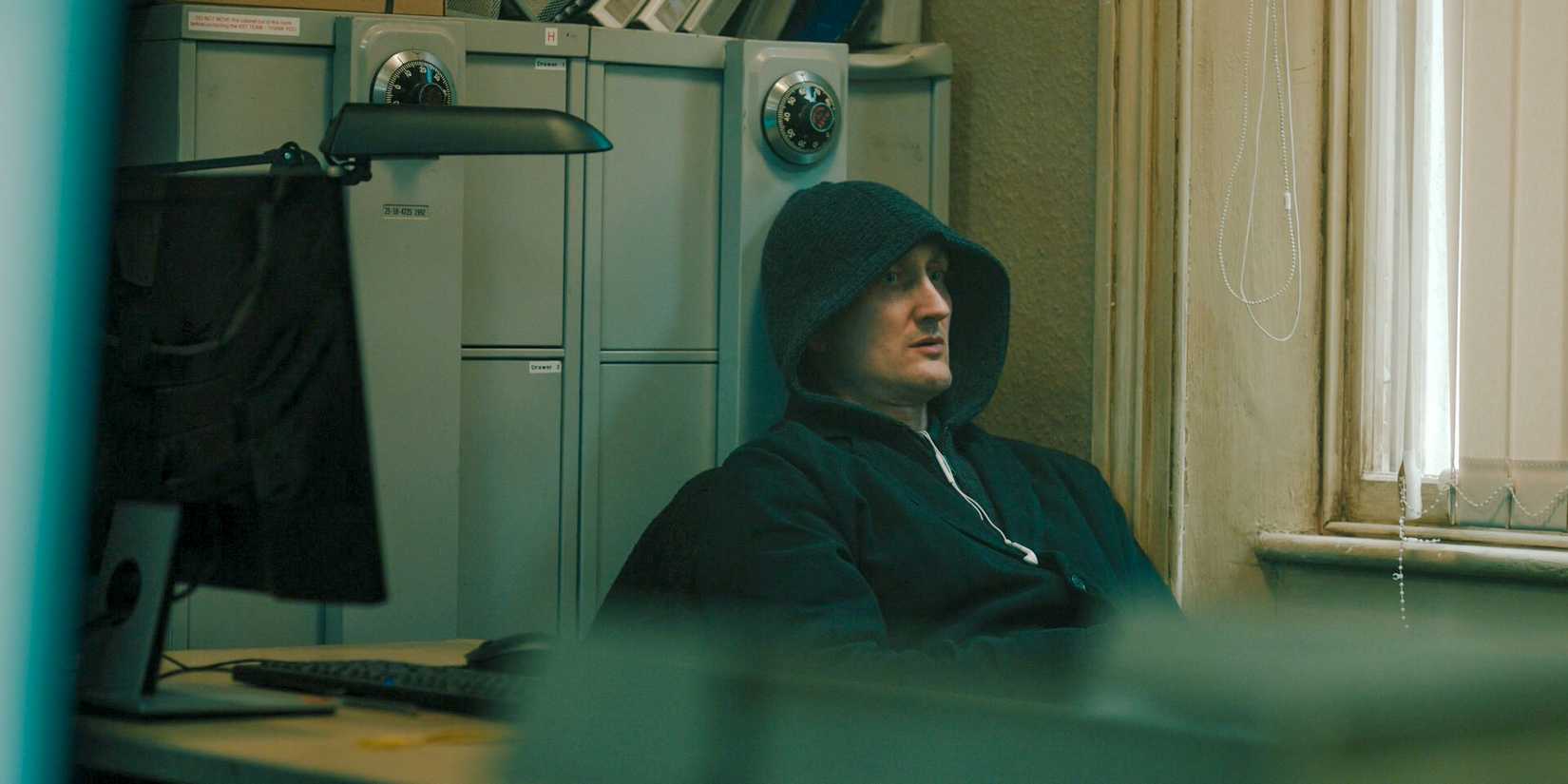 JK Coe (Tom Brooke) usando seu capuz em Slow Horses Temporada 4 Episódio 3