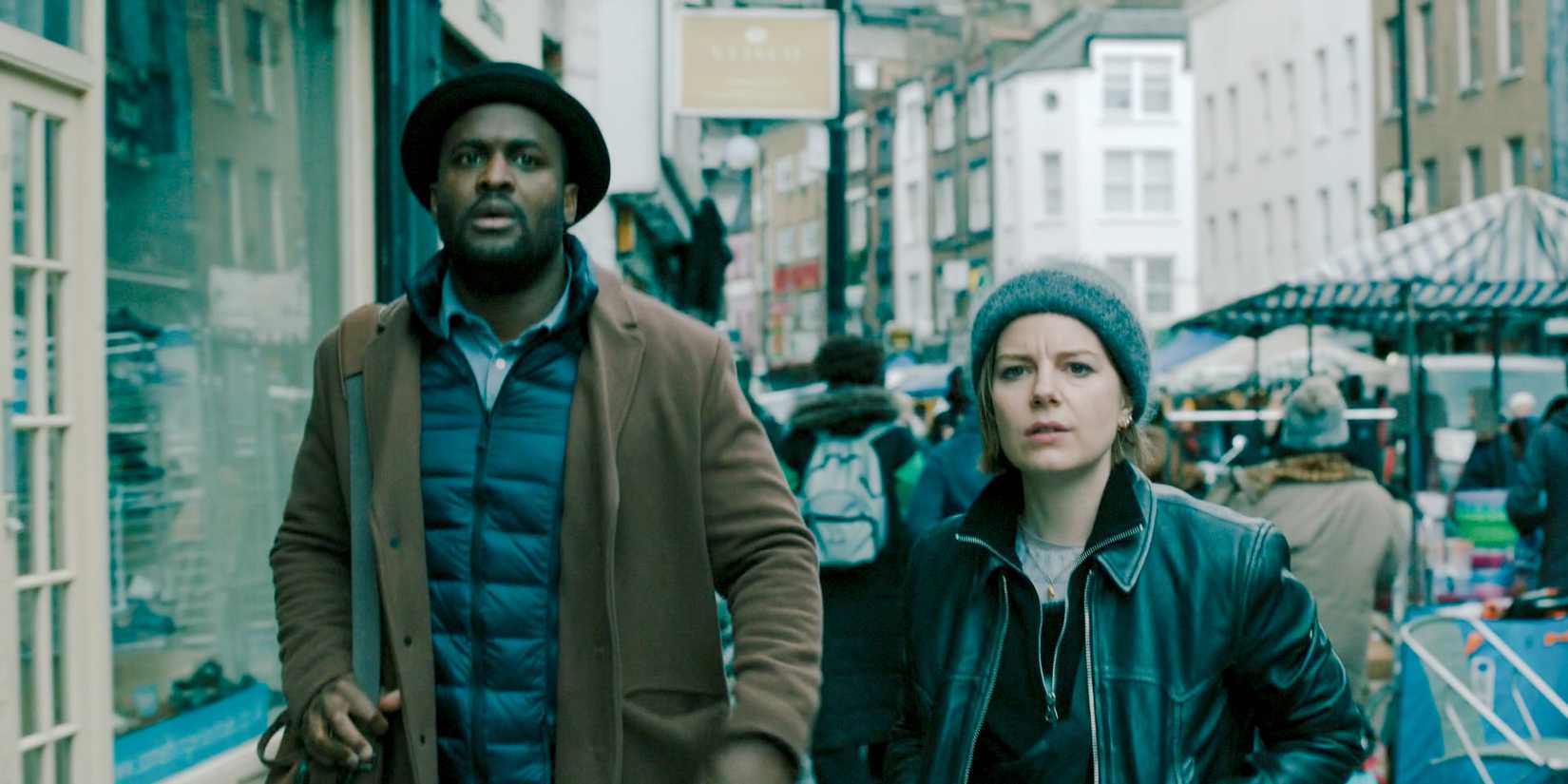 Marcus Longridge (Kadiff Kirwan) e Shirley Dander (Aimee-Ffion Edwards) em perseguição em Slow Horses Temporada 4 Episódio 3
