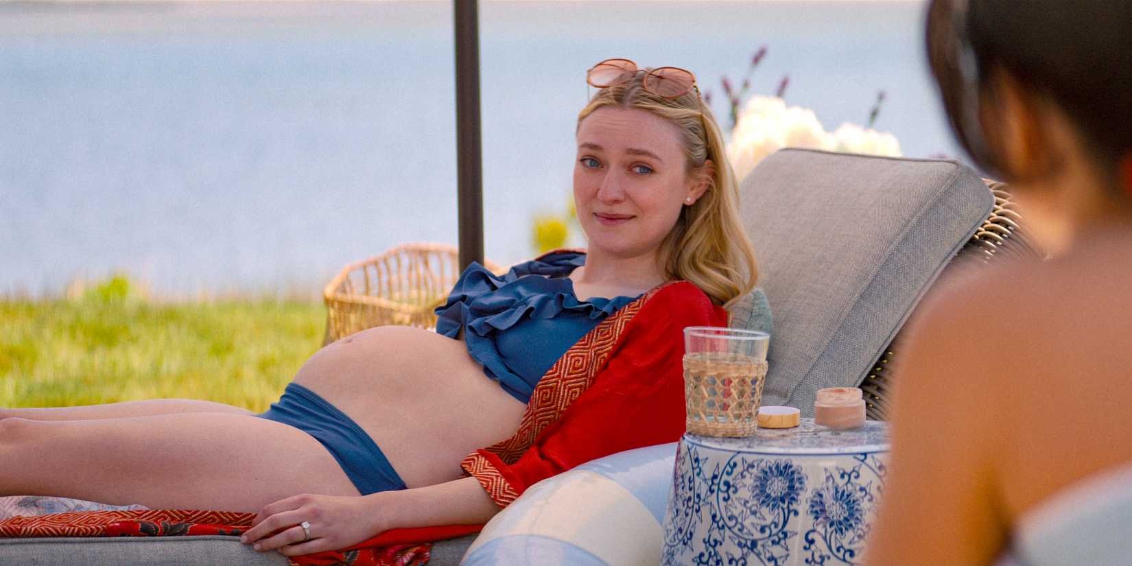 Abby Winbury (Dakota Fanning) grávida, aproveitando um dia na praia em The Perfect Couple