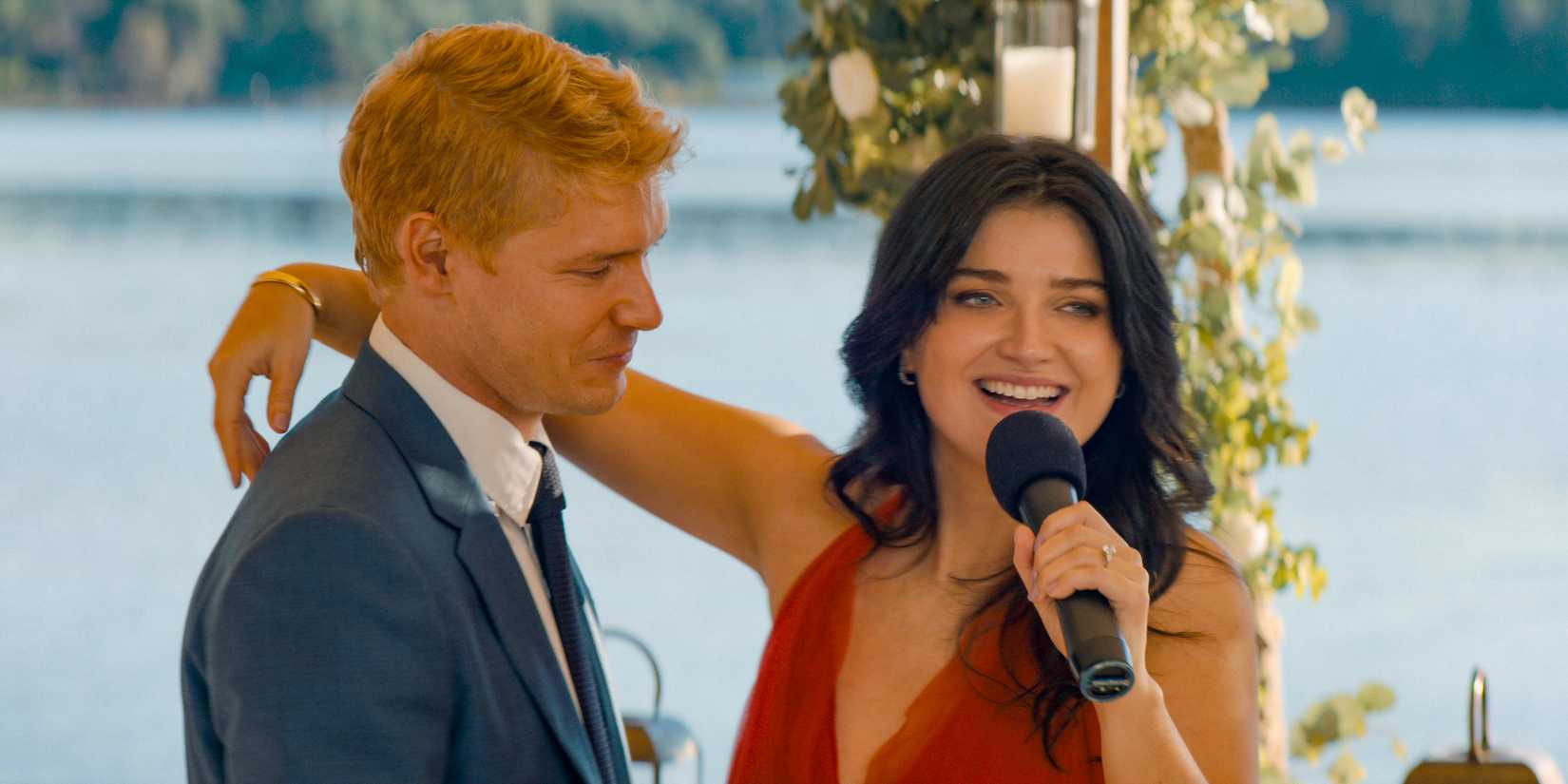 Amelia Sacks (Eve Hewson) discursando enquanto abraça Benji Winbury (Billy Howle) em The Perfect Couple