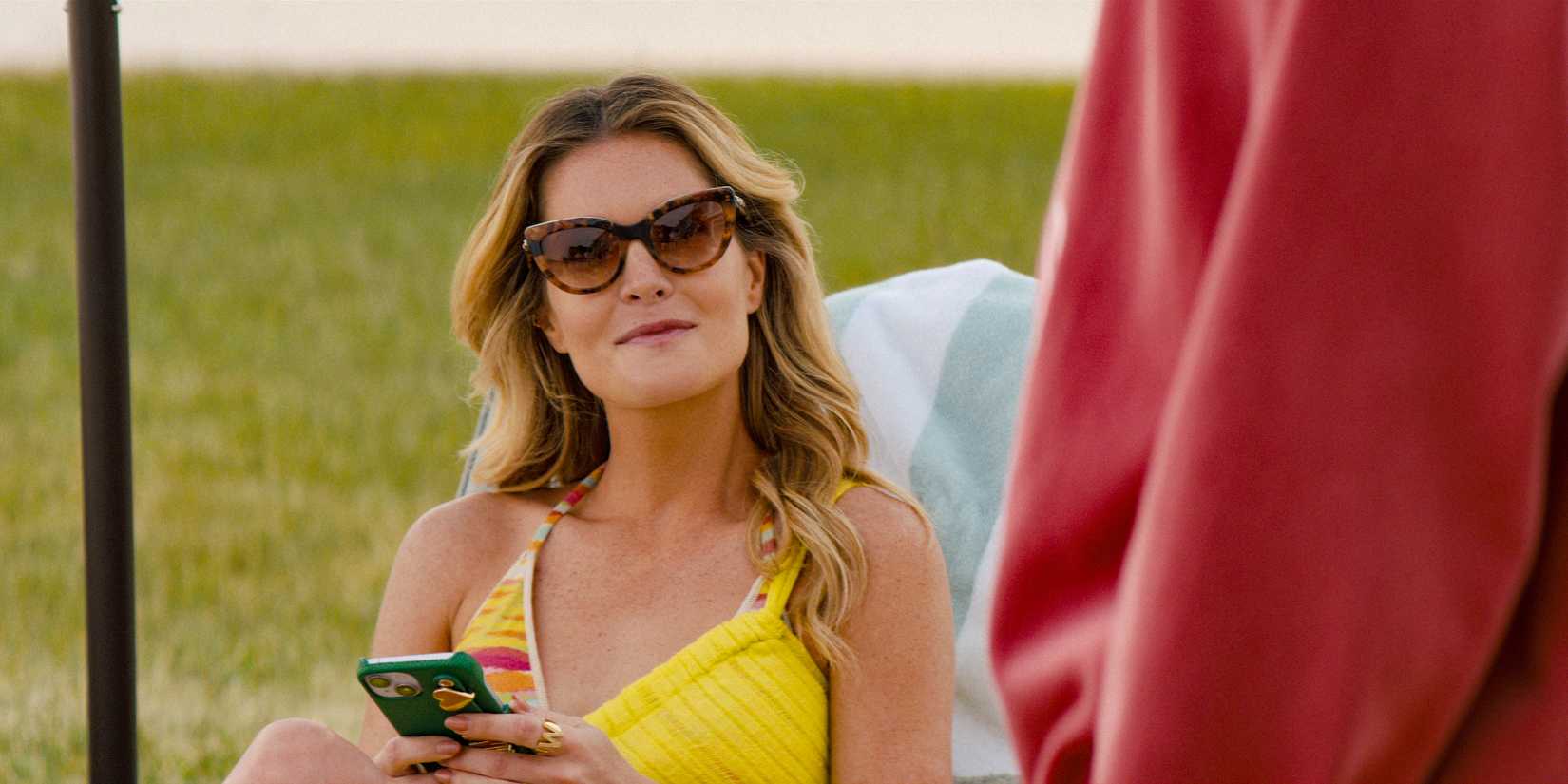 Merrit Monaco (Meghann Fahy) tomando sol em The Perfect Couple