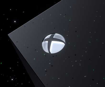 Верхний угол черной консоли Xbox Series X с зелеными и белыми искрями на черном фоне