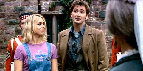 David Tennant as the Tenth Doctor and Billie Piper as Rose Tyler talking to Queen Victoria outside of the Torchwood Estate in the Doctor Who episode Tooth and Claw.