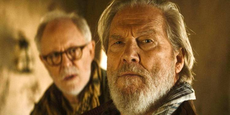 John Lithgow as Harold Harper watching Jeff Bridges as Dan Chase frowning in The Old Man.