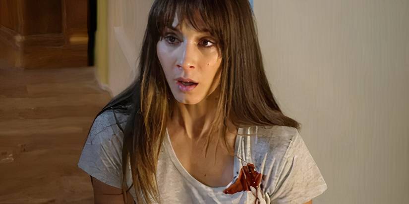 Troian Bellisario como Alex Drake parecendo chocado com um sangue respingado na camisa em lindos mentirosos.