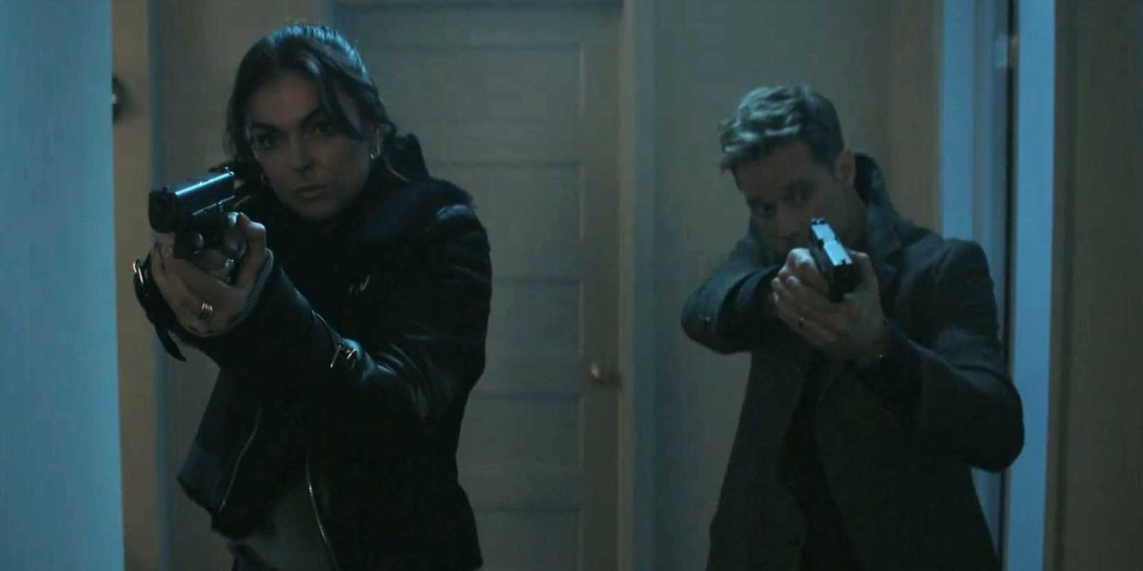 Серинда Свон в роли Карлы Диксон, наводящая оружие, и Шон Сипос в роли Дэвида О'Ндолла, делающего то же самое