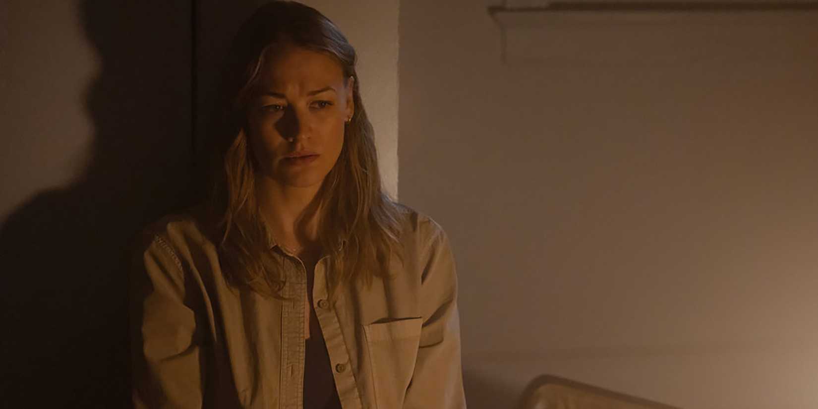 Йонна Страховски в роли Мэгги Ченовет, грустная, сидящая в комнате с свечами в "Teacup"