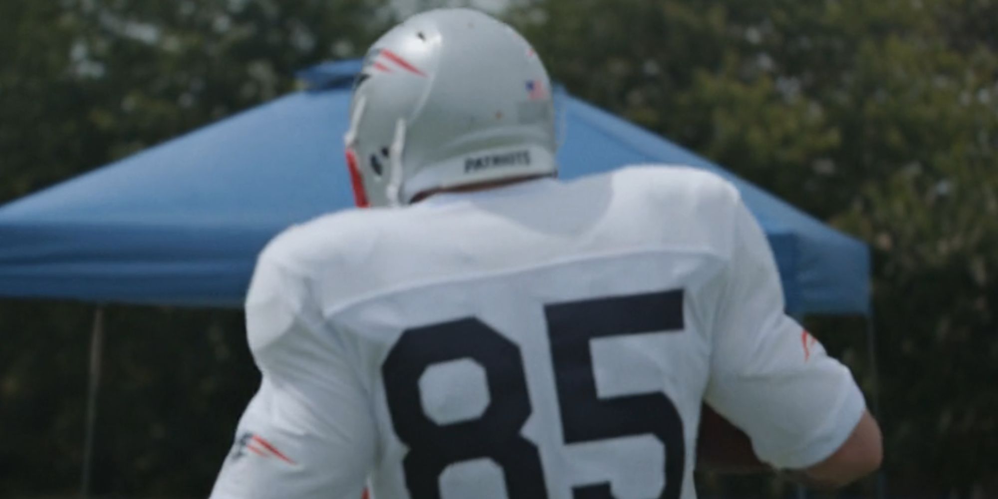 Por qué el número de camiseta de Aaron Hernandez cambia de 85 a 81 en el episodio 5 de American Sports Story