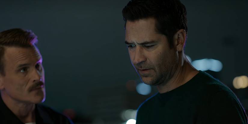 Um policial olha para Mickey na terceira temporada de The Lincoln Lawyer
