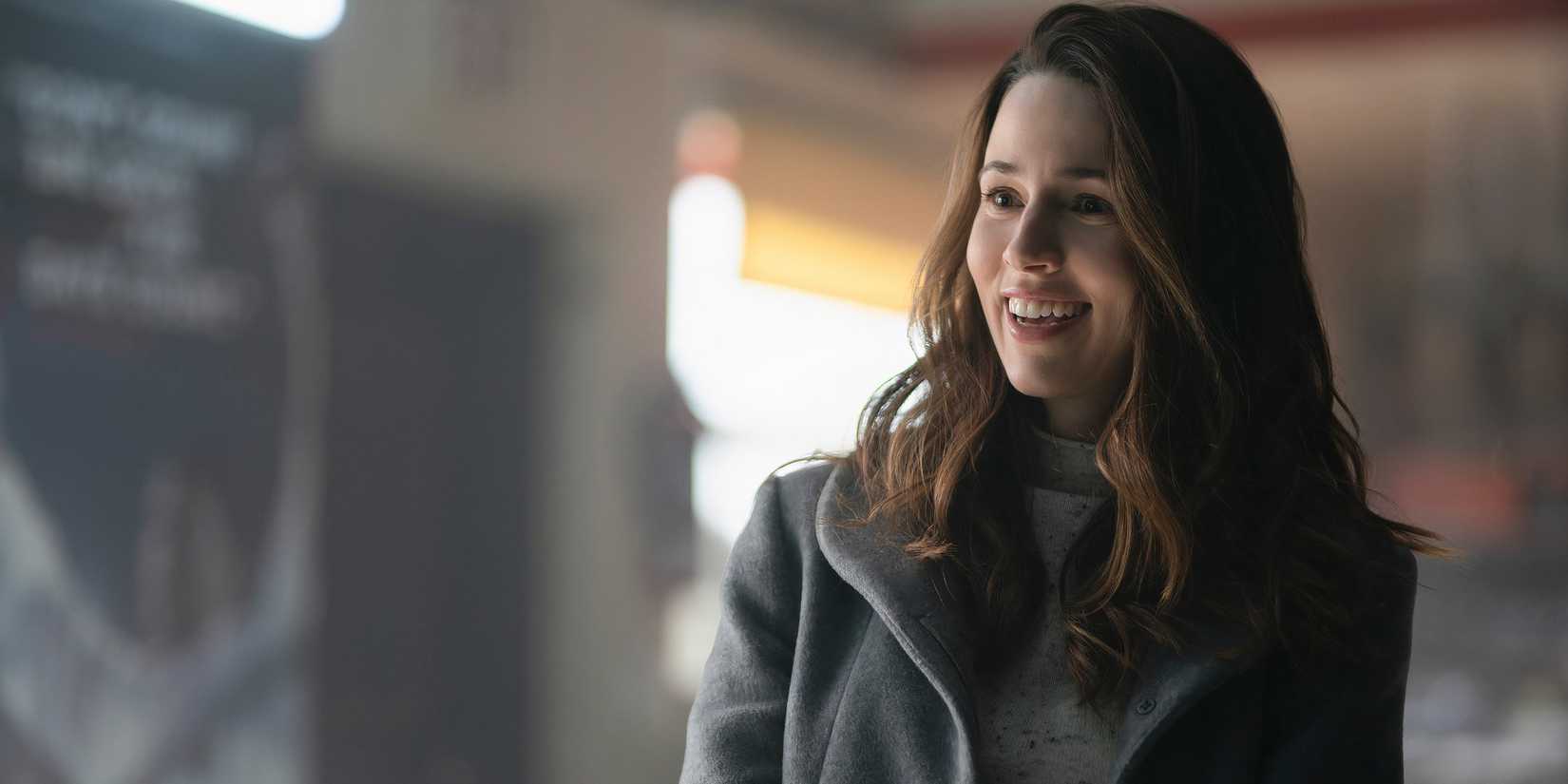 Alona Tal como Kayla sorrindo para alguém em Cross.