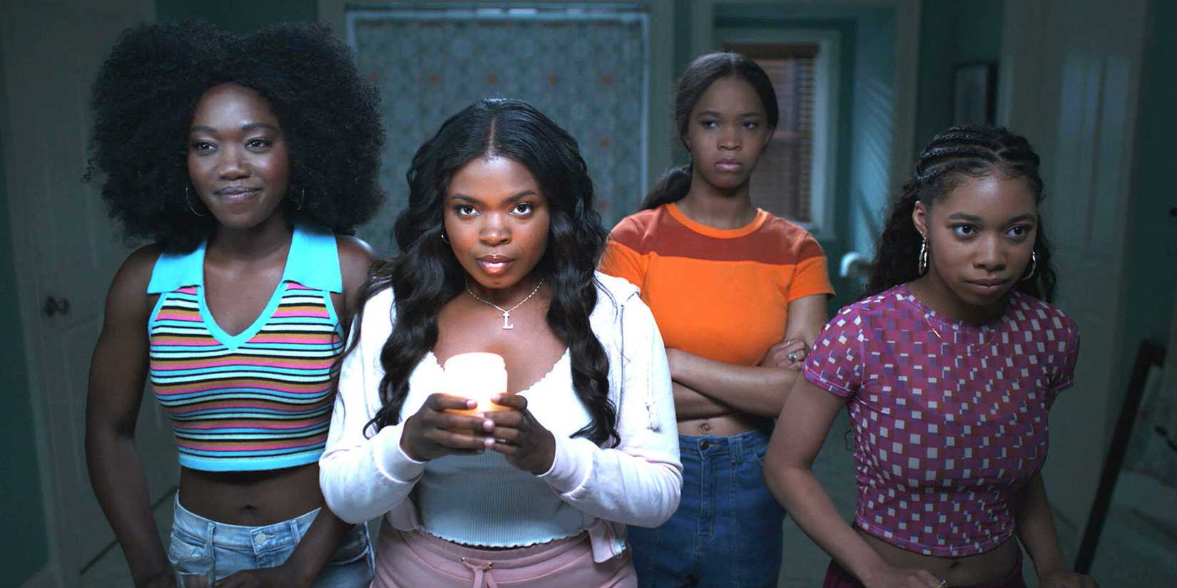 Elise, Lena, Bianca e Maggie em frente ao espelho em American Horror Stories