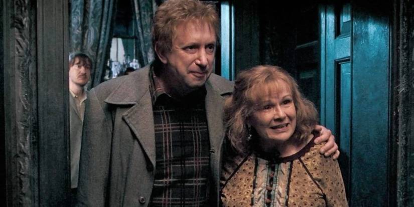 Arthur e Molly Weasley se abraçando em Harry Potter