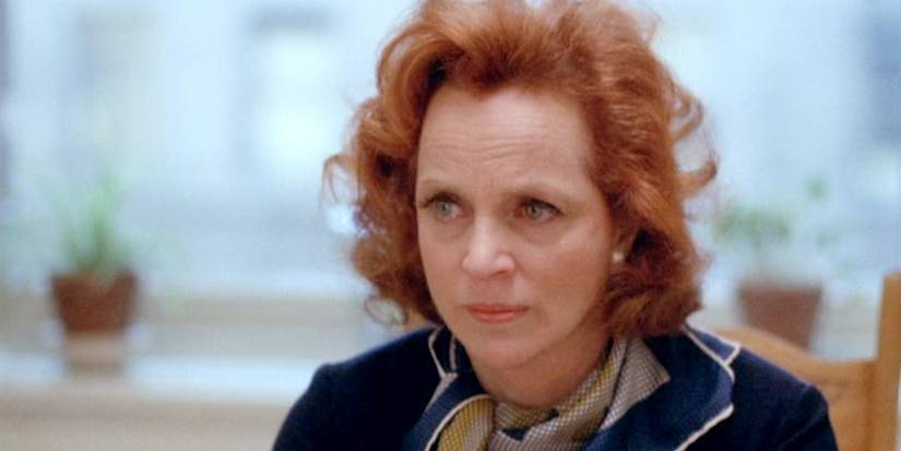 Beatrice Straight sieht im Netzwerk wütend aus