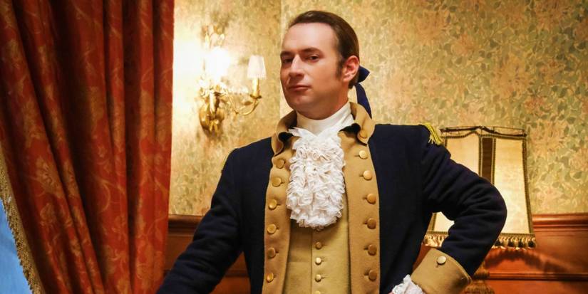 Brandon Scott Jones como Isaac Higgintoot em CBS Ghosts em foto do elenco