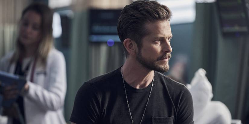 Matt Czuchry como Dr. Conrad Hawkins em cena da série The Resident.