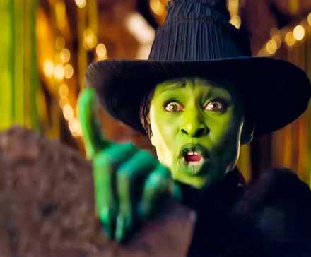 Сильвия Джио как Эльфаба с выражением страха и беспокойства в "Зло"