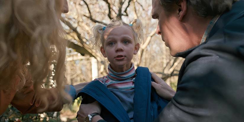 David Harbour como Jim Hopper segurando Sara, sua filha, em Stranger Things.