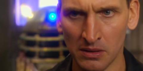 Christopher Eccleston as the Ninth Doctor staring off angrily with a Dalek behind him in Doctor Who episode 