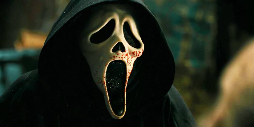 Ghostface com máscara ensanguentada em Scream 6