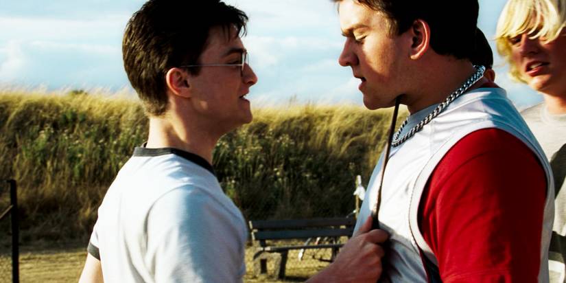 Harry Potter ameaça Duda com a varinha em A Ordem da Fênix