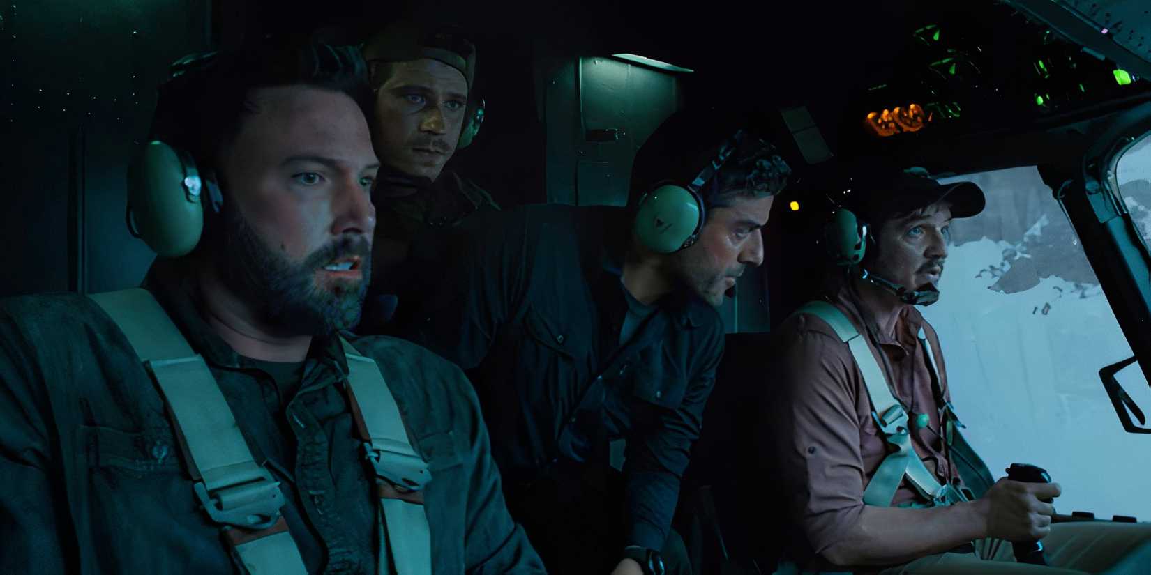 Tom (Ben Affleck), Benny (Garrett Hedland) e Santiago (Oscar Isaac) parecem nervosos enquanto Frankie (Pedro Pascal) pilota o helicóptero sobre os Andes.