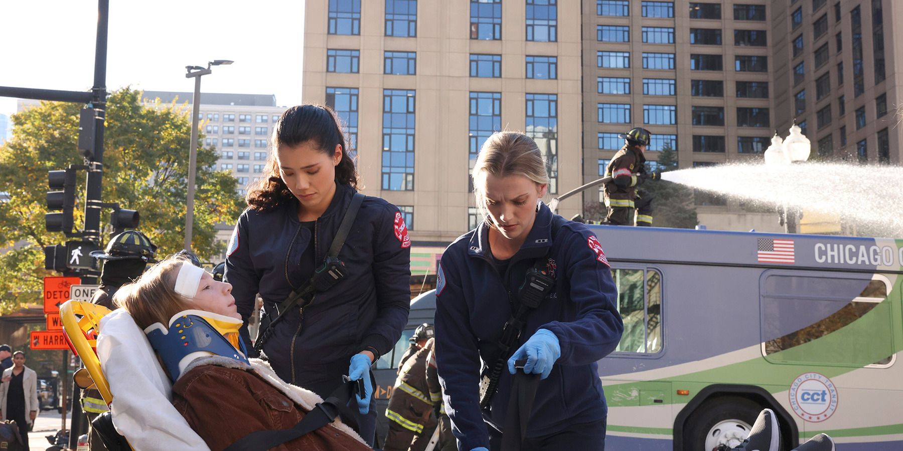 10 personajes despedidos del parque de bomberos 51 en el incendio de Chicago