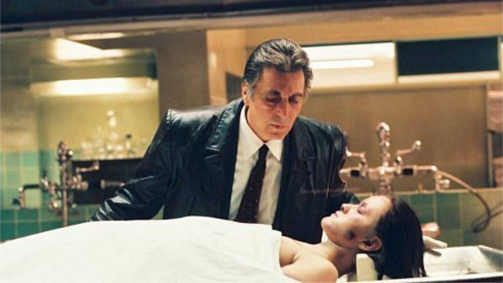Al Pacino como Dormer olhando para um garoto morto em Insomnia (2002)