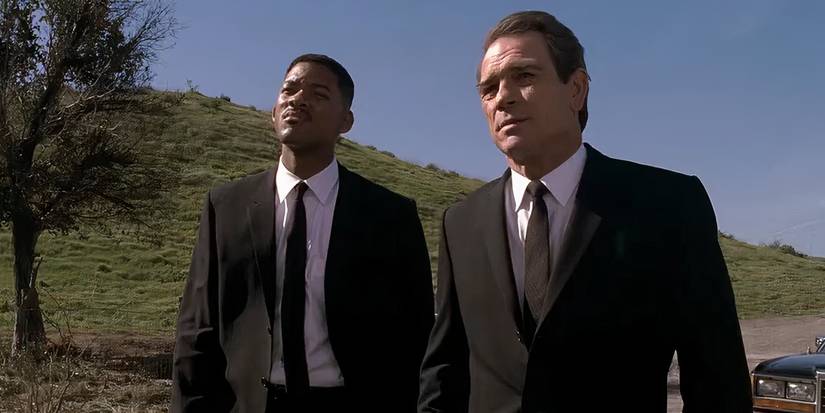 Will Smith and Tommy Lee Jones as Jay and Kay talking to a woman in Men in Black