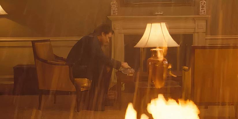 John Cusack como Mike Enslin queimando o quarto de hotel em 1408