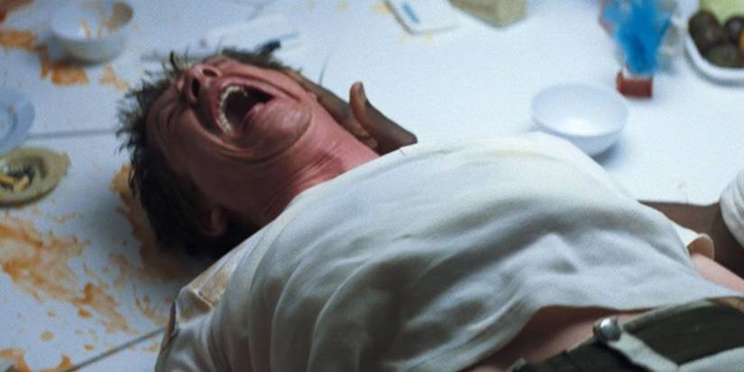 Kane se contorce na mesa em Alien, o Oitavo Passageiro