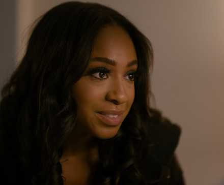 Кимми улыбается в "Beauty in Black"