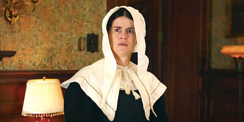 Mary Holland como Patience, com uma expressão preocupada, em um episódio da 4ª temporada de Ghosts
