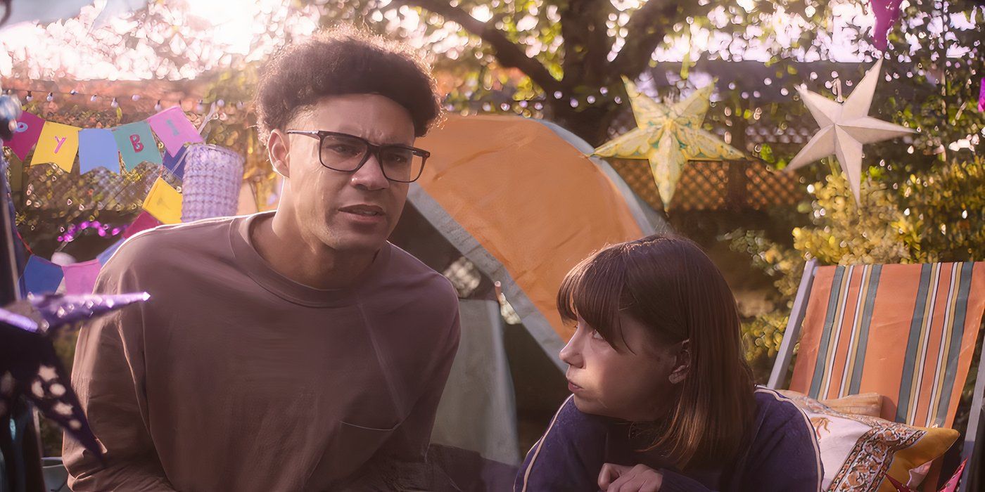 Michael y Tori arrodillados frente a la tienda de Charlie en Heartstopper Temporada 3 (2024)