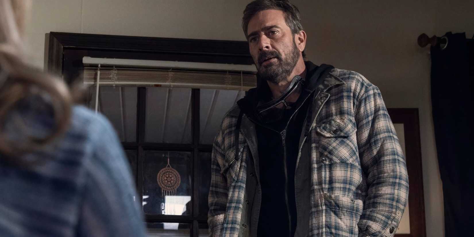 Jeffrey Dean Morgan als Negan schaut seine Frau in Staffel 10 von The Walking Dead an. Hier ist Negan