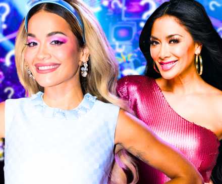 Николь Шерzinger и Рита Ора улыбаются в камеру, за ними - знаки вопроса.