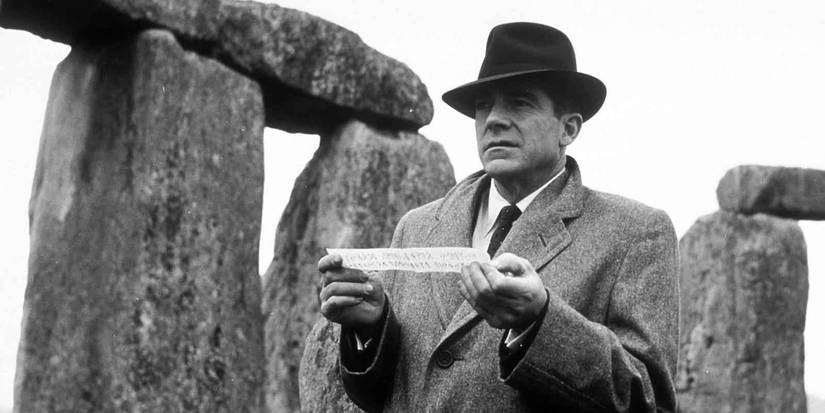 Dr. John Holden olhando para a distância em A Noite do Demônio (1957)