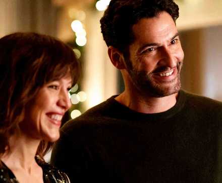 Оливер и Марианна улыбаются на вечеринке в 2 сезоне *Tell Me Lies*