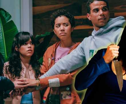 Четыре главных персонажа держатся за руки в "Крик 6" на заднем плане, а Сидни держит нож на переднем плане