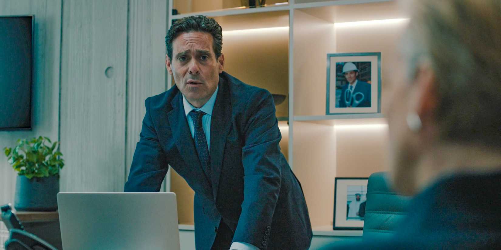 Claude Whelan (James Callis) com uma expressão preocupada em Slow Horses Temporada 4 Episódio 5