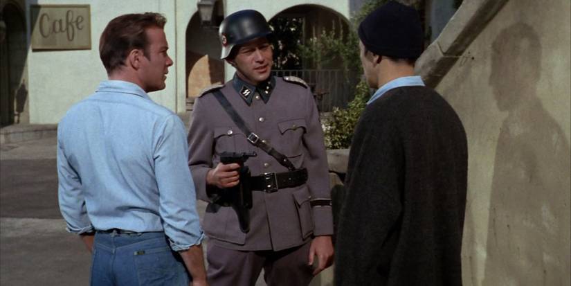 Kirk e Spock sob a mira de um soldado em Star Trek: The Original Series.