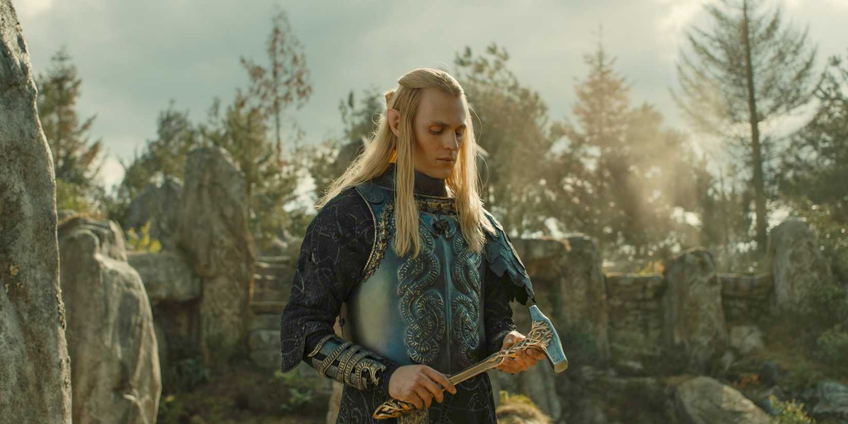 Sauron contemplando o martelo de Fëanor em The Lord of the Rings: The Rings of Power.