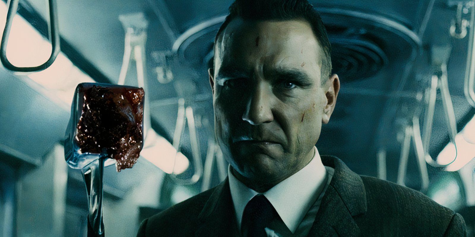 Vinnie Jones segurando um martelo ensanguentado como Mahogany em The Midnight Meat Train