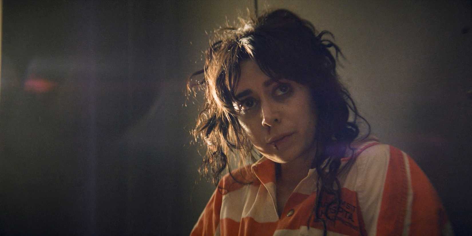 Sofia (Cristin Milioti) sangrando pelo nariz após ser agredida por outro detento no Asilo Arkham na 1ª Temporada de The Penguin, Episódio 4